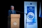 Wicemarszałek Witold Kozłowski przy mównicy.