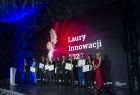 Gala wręczenia nagród - laureaci stoją na scenie.