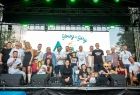 Uczestnicy akcji sprzątania na scenie