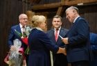Mężczyzna wręcza nagrodę kobiecie.