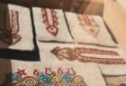 widok na tkaniny z regionalnymi motywami - eksponaty z wystawy Barwy Spisza