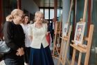 Iwona Gibas podczas zwiedzania wystawy i rozmów z uczestnikami wydarzenia