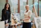 Iwona Gibas z zarządu województwa wraz z uczennicą, autorką jednej z prac na wystawie