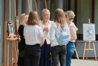 Iwona Gibas rozmawiająca z uczennicami, autorkami prezentowanych na wystawie prac
