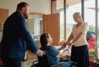 Iwona Gibas z zarządu województwa rozmawiająca z kobietą siedzącą na wózku inwalidzkim