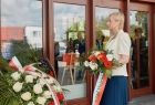 Iwona Gibas z zarządu województwa składa kwiaty przed pamiątkową tablicą