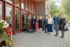 Przedstawiciele gości i instytucji w chwili milczenia przed pamiątkową tablicą Augusta Kowalczyka 