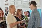 Iwona Gibas z zarządu województwa podczas rozmowy z uczniem