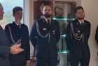 Wicemarszałek Ryszard Pagacz stoi ze strażakami.