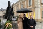 Iwona Gibas z zarządu województwa, radny Rafał Stuglik i ks. Łukasz Piórkowski, dyrektor Muzeum Dom Rodzinny Jana Pawła II.