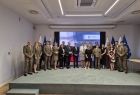 Grupa osób w mundurach leśniczego.