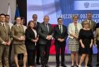 Wicemarszałek Ryszard Pagacz z grupą odznaczonych osób.