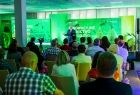 uczestnicy konferencji, w tle prelegent
