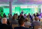 uczestnicy konferencji, w tle prelegent