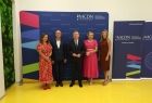 Wicemarszałek Witold Kozłowski z grupą ludzi na tle ścianki MCDN.