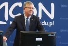 Wicemarszałek Witold Kozłowski na tle napisu MCDN.