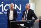 Wicemarszałek Witold Kozłowski i dyrektor Dariusz Styrna.