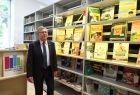 Wicemarszałek Witold Kozłowski w bibliotece.