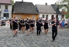 Przemarsz orkiestry dętej przez rynek w Lanckoronie