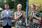 Iwona Gibas wraz z przedstawicielami samorządu i organizatorami jubileuszu 10-lecia orkiestry