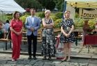 Iwona Gibas z zarządu województwa wraz z przedstawicielami samorządu i organizatorami jubileuszu 10-lecia gminnej orkiestry dętej w Lanckoronie