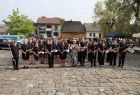 Wspólne pamiątkowe zdjęcie na rynku w Lanckoronie. Iwona Gibas z zarządu województwa oraz kilkudziesięcioosobowy zespół orkiestry dętej