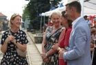 Iwona Gibas z zarządu województwa podczas rozmowy z uczestnikami i organizatorami jubileuszu