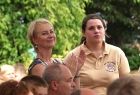 Iwona Gibas z zarządu województwa oklaskująca koncerty w towarzystwie strażaków z OSP Lanckorona