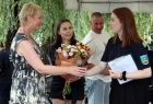 Iwona Gibas z zarządu województwa składa gratulacje z okazji jubileuszu orkiestry 