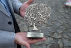Statuetka z gratulacjami i życzeniami sukcesów od członka zarządu województwa Iwony Gibas dla obchodzącej swój jubileusz orkiestry dętej w Lanckoronie 
