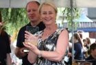 Członek zarządu województwa Iwona Gibas prezentuje pamiątkową statuetkę