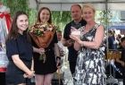 Iwona Gibas z Zarządu Województwa Małopolskiego wraz z przedstawicielami zarządu Gminnej Orkiestry Dętej w Lanckoronie 