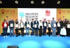 Laureaci na scenie odbierają nagrodę