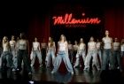Na scenie Oświęcimskiego Centrum Kultury grupa tancerzy z KS Millenium