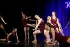 Grupa zawodniczek na scenie Oświęcimskiego Centrum Kultury