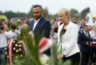 Iwona Gibas z zarządu województwa składa wieniec przed pomnikiem upamiętniającym zagładę Sinti i Romów. Obok stoi Władysław Kwiatkowski, dyrektor Centrum Historii i Kultury Romów w Oświęcimiu