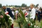 Iwona Gibas z zarządu województwa składa wieniec i oddaje hołd pomordowanym przed pomnikiem upamiętniającym zagładę Sinti i Romów w Miejscu Pamięci Auschwitz