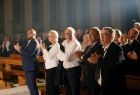 Iwona Gibas z zarządu województwa, senator Jerzy Fedorowicz, dyrektor Władysław Kwiatkowski oraz prezes Stowarzyszenia Romów w Polsce Roman Kwiatkowski oklaskujący artystów 