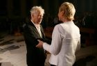 Iwona Gibas z zarządu województwa oraz Jan Kanty Pawluśkiewicz podczas serdecznej rozmowy