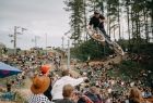 Cyklista skacze na rowerze nad publicznością.