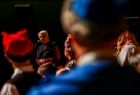 Iwona Gibas z zarządu województwa zwraca się do gości oraz członków zespołu