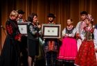 Iwona Gibas z zarządu województwa oraz wiceprzewodnicząca Sejmiku Województwa Małopolskiego Jadwiga Wójtowicz wręczają Nagrody Samorządu Województwa Małopolskiego Polonia Minor