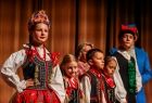 Dzieci i młodzież z zespołu regionalnego Mystkowianie na scenie