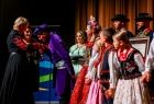 Członek zarządu województwa Iwona Gibas oraz wiceprzewodnicząca Sejmiku Województwa Małopolskiego Jadwiga Wójtowicz podczas wręczenia odznaczeń zasłużonym członkom Zespołu Regionalnego Mystkowianie 