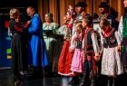 Iwona Gibas z Zarządu Województwa Małopolskiego oraz wiceprzewodnicząca Sejmiku Województwa Małopolskiego Jadwiga Wójtowicz podczas wręczenia odznaczeń zasłużonym członkom Zespołu Regionalnego Mystkowianie 