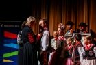 Iwona Gibas z Zarządu Województwa Małopolskiego oraz wiceprzewodnicząca Sejmiku Województwa Małopolskiego Jadwiga Wójtowicz podczas wręczenia odznaczeń zasłużonym członkom Zespołu Regionalnego Mystkowianie