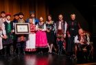 Iwona Gibas z Zarządu Województwa Małopolskiego oraz wiceprzewodnicząca Sejmiku Województwa Małopolskiego Jadwiga Wójtowicz wraz z członkami Zespołu Regionalnego Mystkowianie, prezentujący wspólnie na scenie nagrodę samorządu województwa małopolskiego