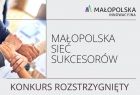 szara grafika z hasłem Małopolska Sieć sukcesorów. Po prawej ręce trzymające się "na krzyż". Na dole napis konkurs rozstrzygnięty