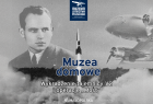 banner wystawy czasowej w Muzeum Lotnictwa Polskiego w Krakowie:Czarno-biały banner przedstawiający u dołu start rakiety V2. Po prawej u góry widać kadłub samolotu Dakota; po lewej u góry popiersie Antoniego Kocjana.