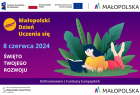 Grafika związana z Małopolskim Dniem Uczenia się przedstawiająca wypoczywającą w otoczeniu zieleni kobietę, która czyta książkę 